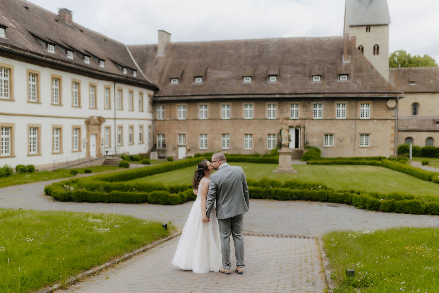 Brautpaar vor Schloss Gehrden von hinten – Hochzeitsfotograf Paderborn