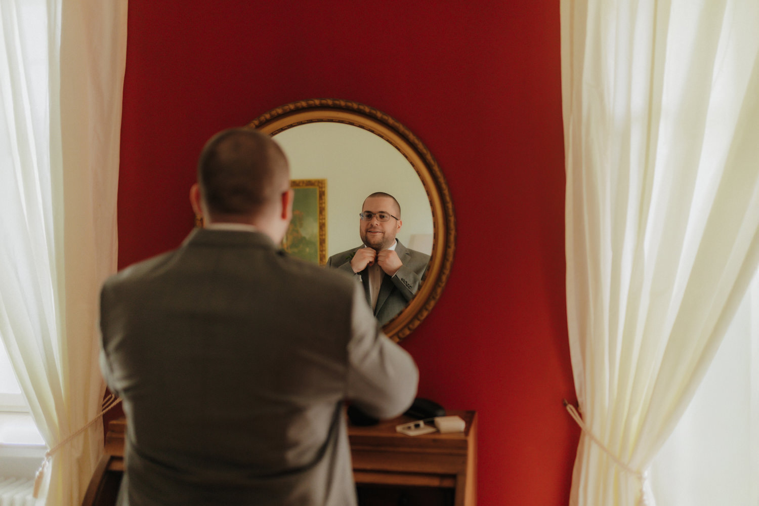 Bräutigam vor Spiegel richtet Fliege – Getting Ready Hochzeit Gehrden