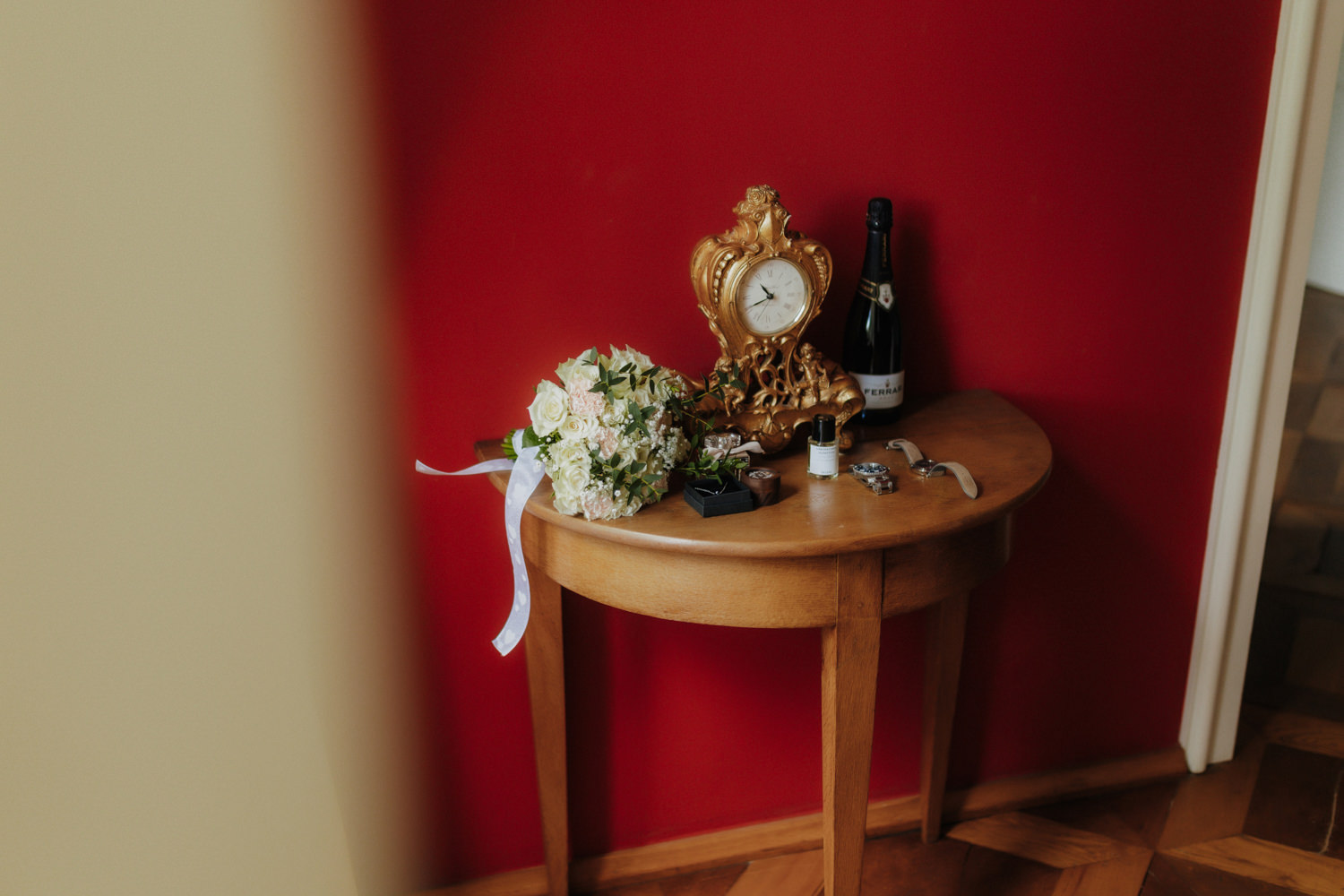 Hochzeitsdetails mit Brautstrauß und Ringen – Getting Ready Schloss Gehrden