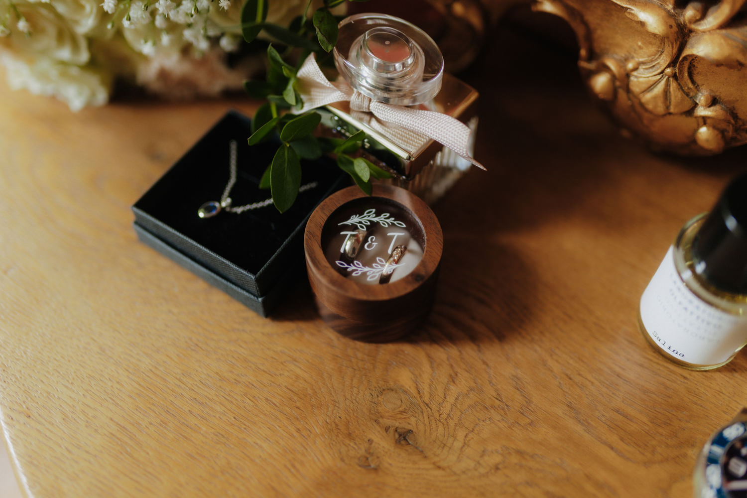 Eheringe in Holzbox mit Gravur – Hochzeitsreportage Schloss Gehrden