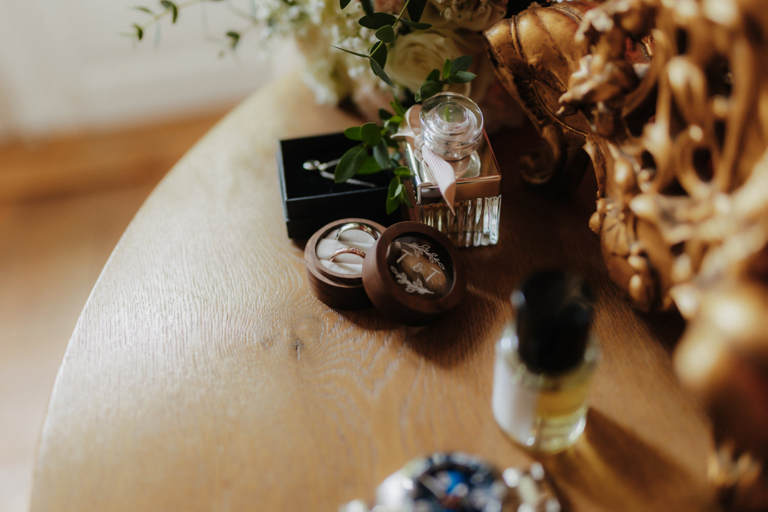 Hochzeitsringe und Parfum Detail – elegante Hochzeitsbilder Gehrden
