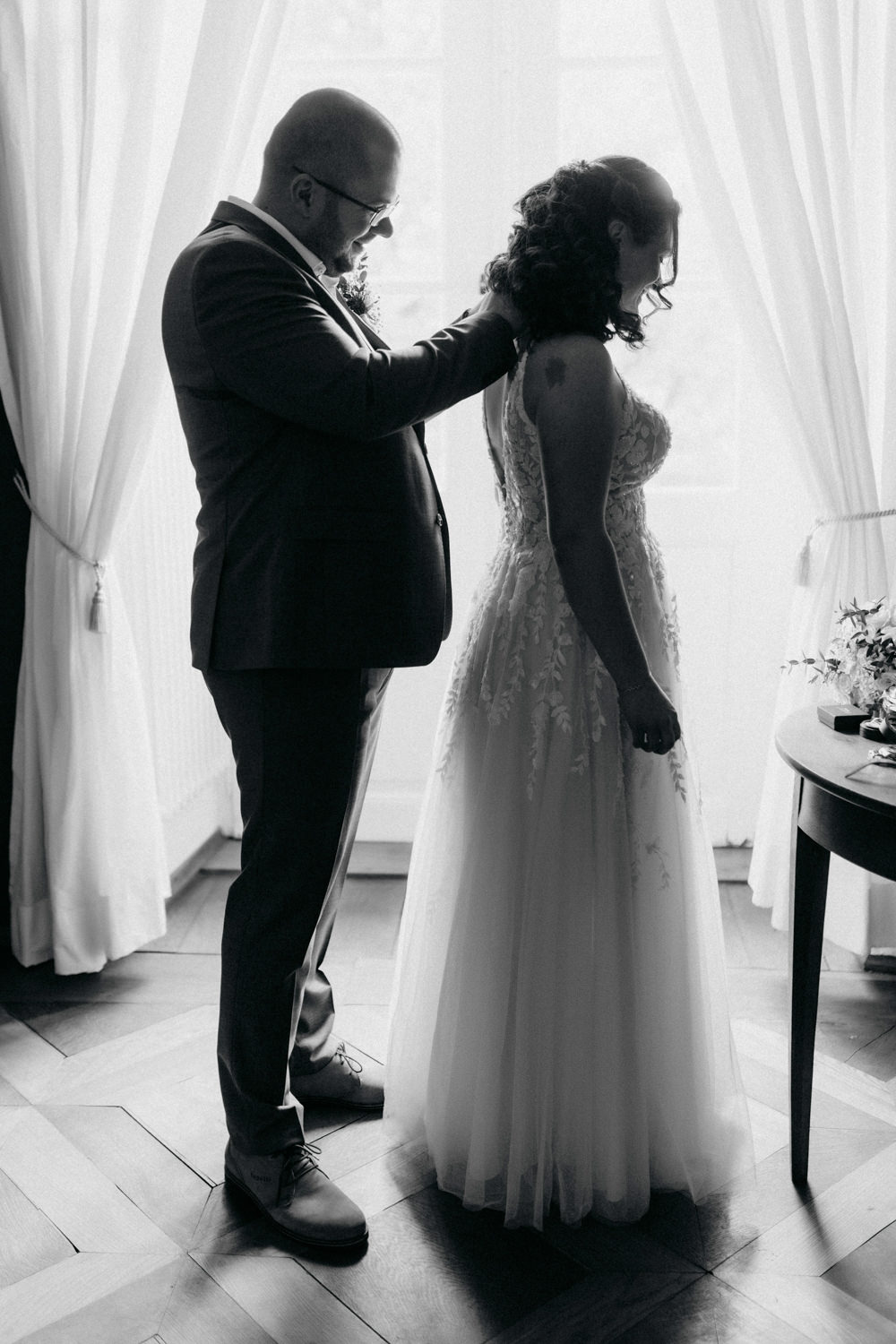 Bräutigam hilft Braut beim Kleid – Getting Ready Hochzeit Gehrden