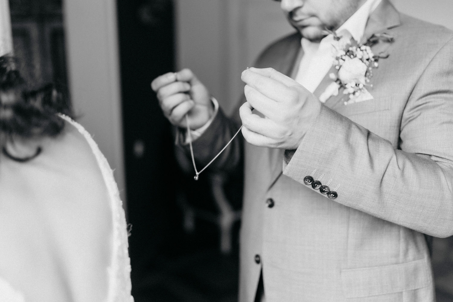 Bräutigam legt Kette an – emotionale Hochzeitsmomente Paderborn