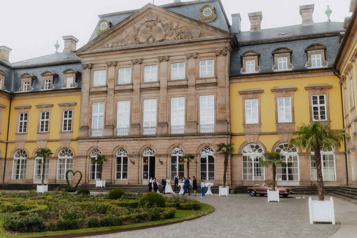 Hochzeit Schloss Bad Arolsen Außenansicht Brautpaar im Innenhof