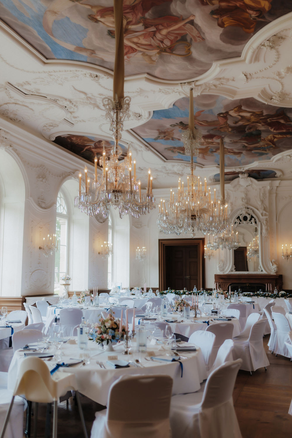 Hochzeitssaal Schloss Bad Arolsen festlich gedeckt mit Kronleuchtern