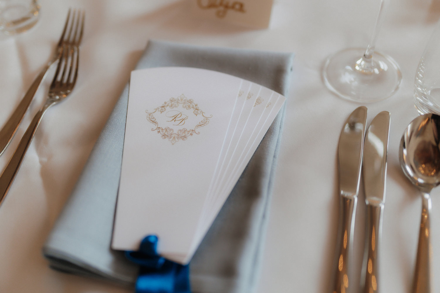 Elegante Hochzeitstisch Deko mit Menükarte und Besteck Schloss Bad Arolsen