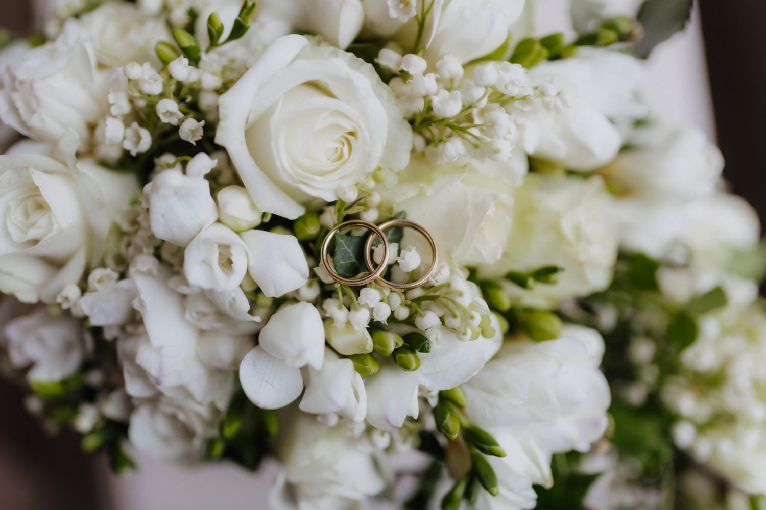 Eheringe auf Brautstrauß Detailaufnahme Hochzeitsfotografie Bad Arolsen