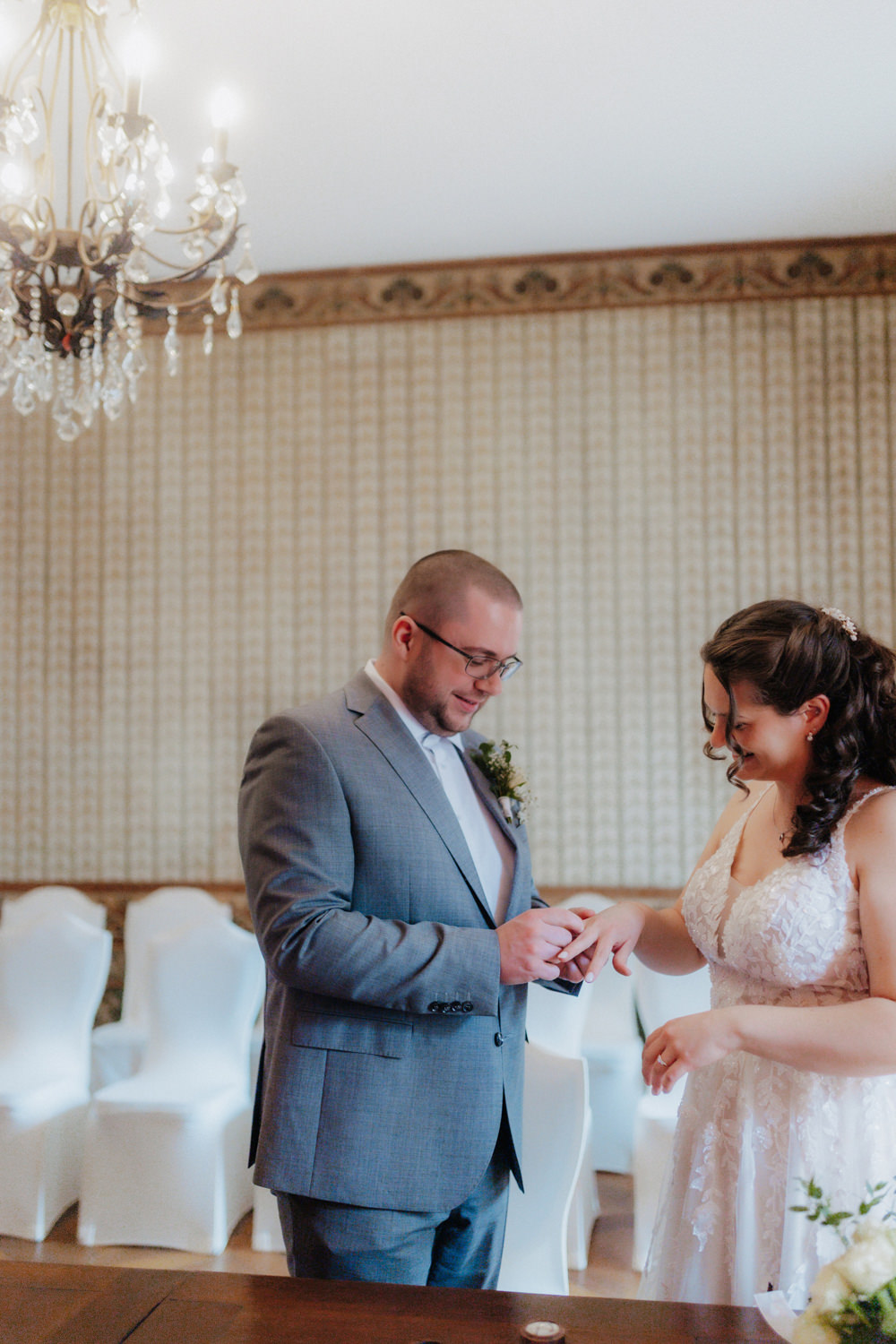 Ringtausch bei Trauung – emotionale Hochzeitsfotografie Paderborn