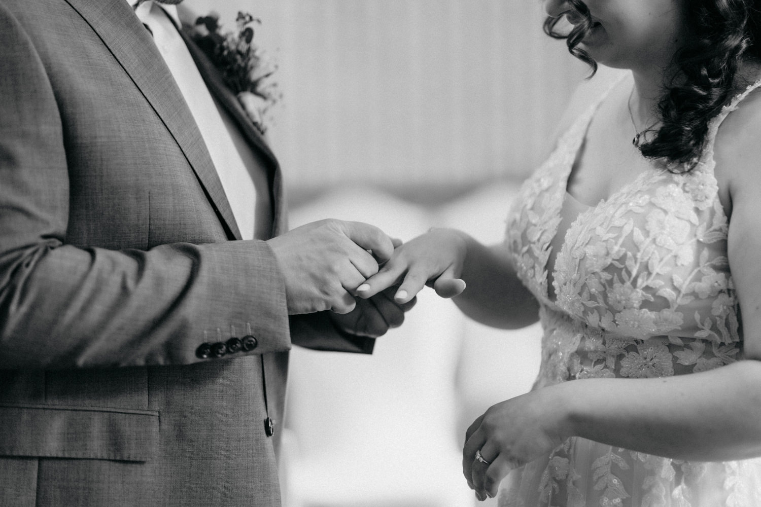 Ehering wird angesteckt – authentische Hochzeitsmomente Gehrden