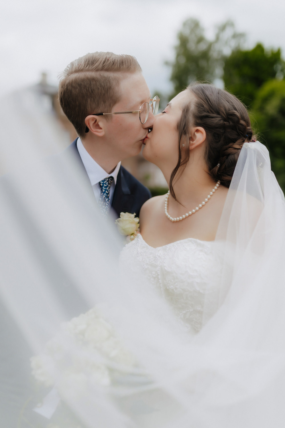 Brautpaar Kuss romantisch draußen Schloss Bad Arolsen Hochzeitsfoto