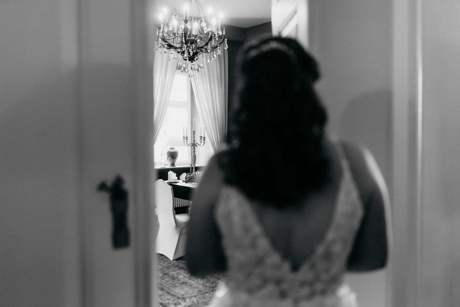 Braut von hinten im Trauzimmer – Hochzeit NRW