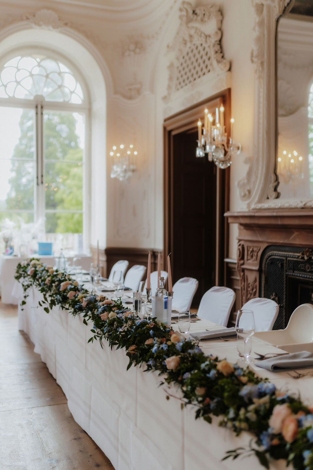 Festtafel Hochzeit Schloss Bad Arolsen lange Tafel mit Blumendeko
