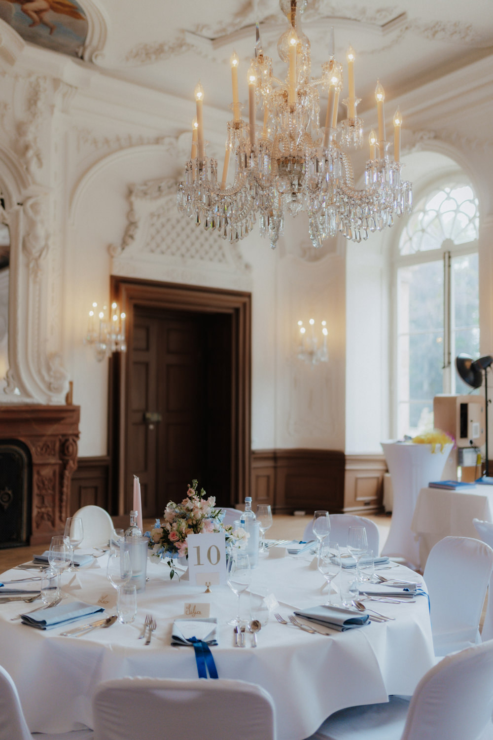 Hochzeitstafel Detail mit Kronleuchter im Schloss Bad Arolsen elegant