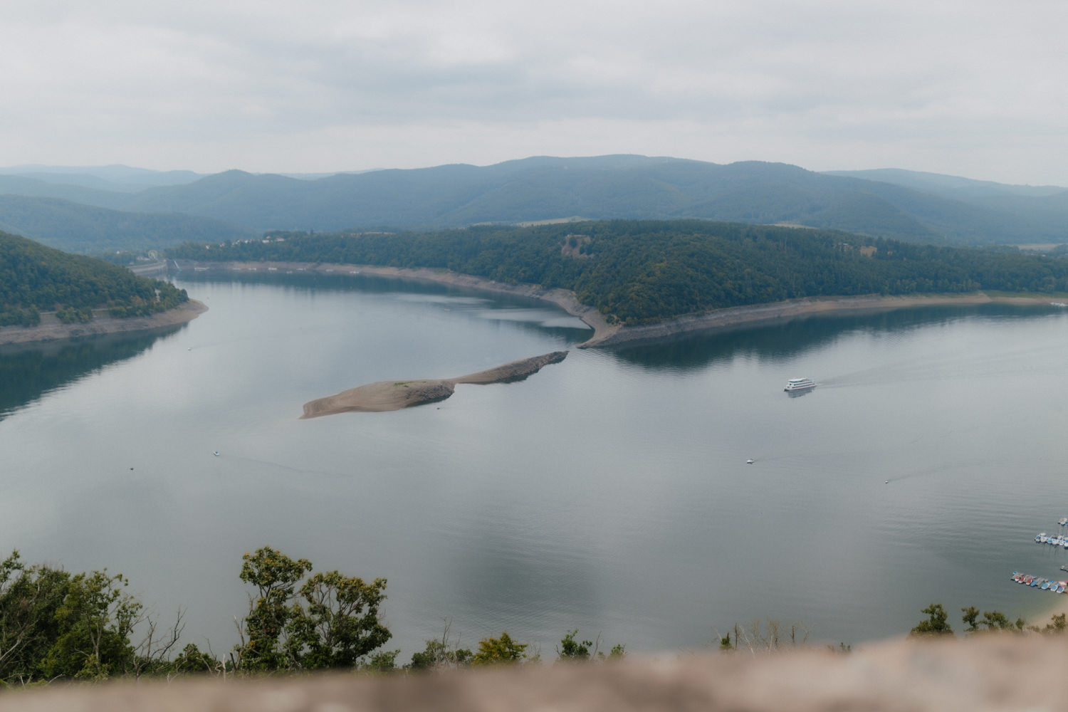 Weitblick über den Edersee bei Schloss Waldeck mit Insel und Boot