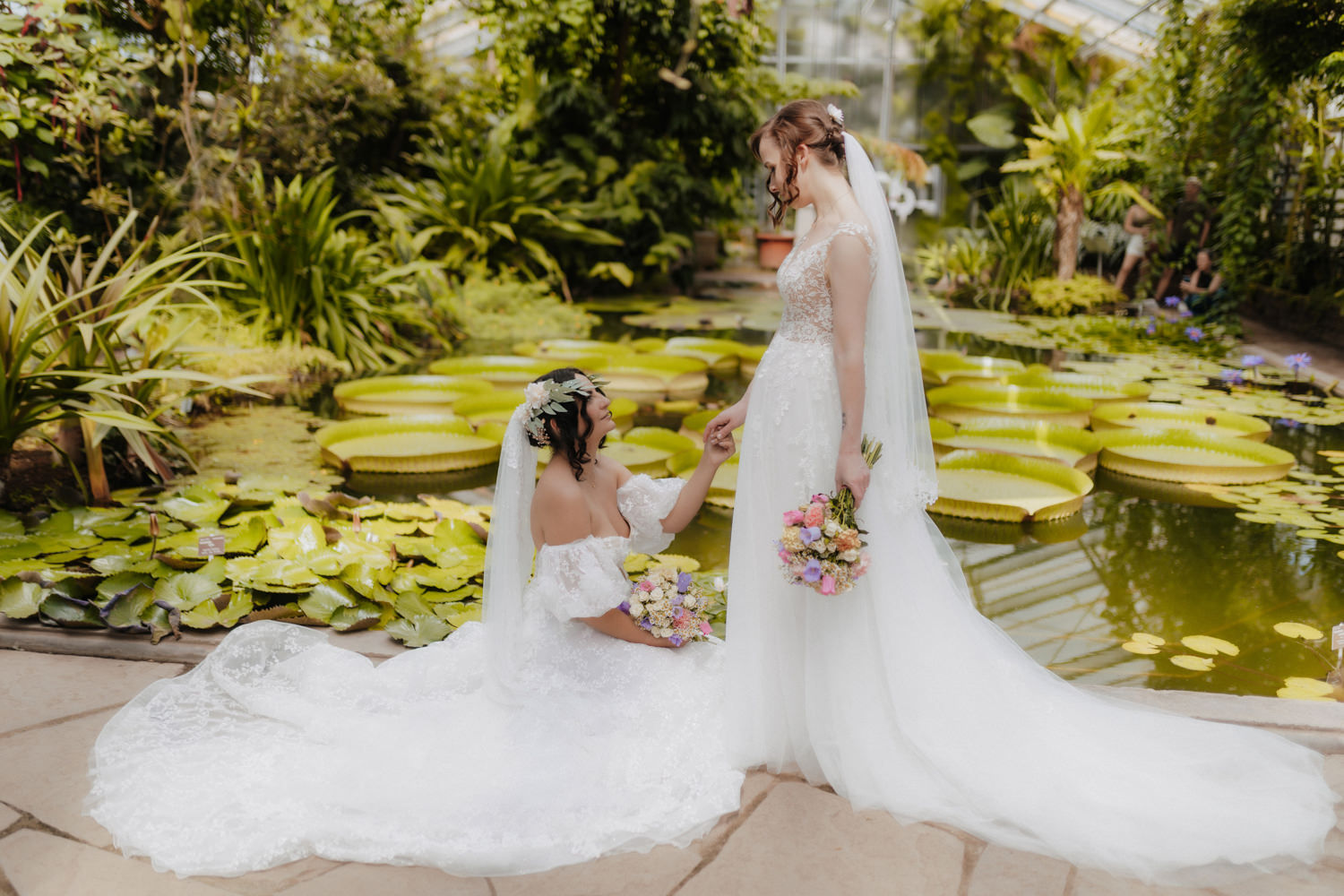 Gleichgeschlechtliche Hochzeit im Botanischen Garten Bonn mit Brautpaar am Seerosenteich