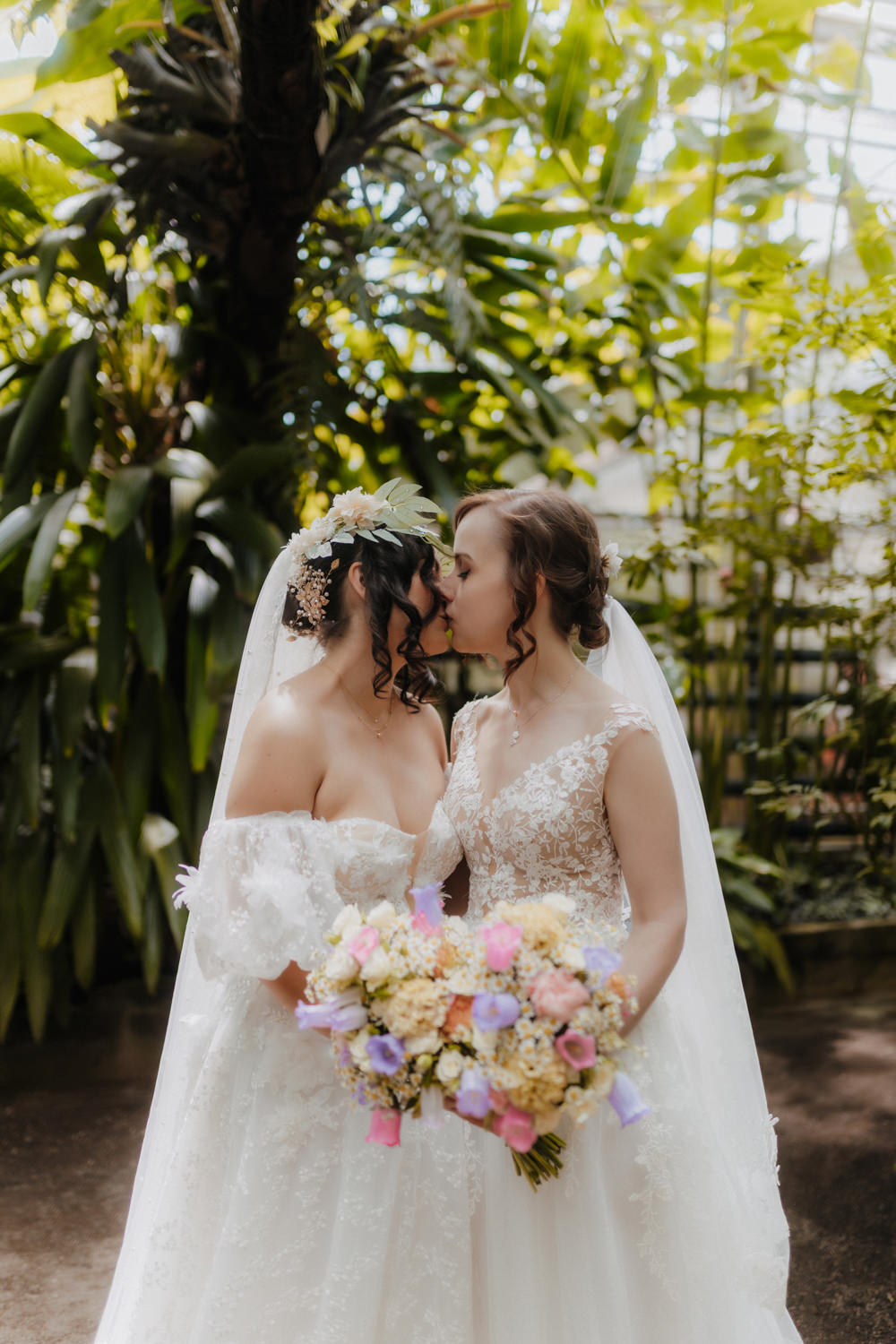 Romantische gleichgeschlechtliche Hochzeit im Botanischen Garten Bonn mit Brautstrauß