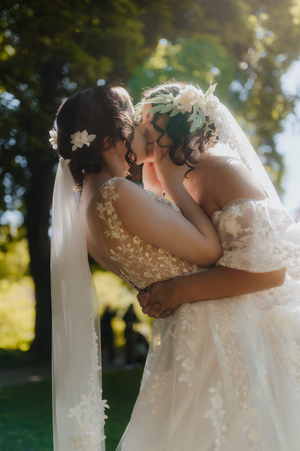 LGBTQ Hochzeit Bonn mit Brautpaar im Sonnenlicht beim Kuss im Grünen