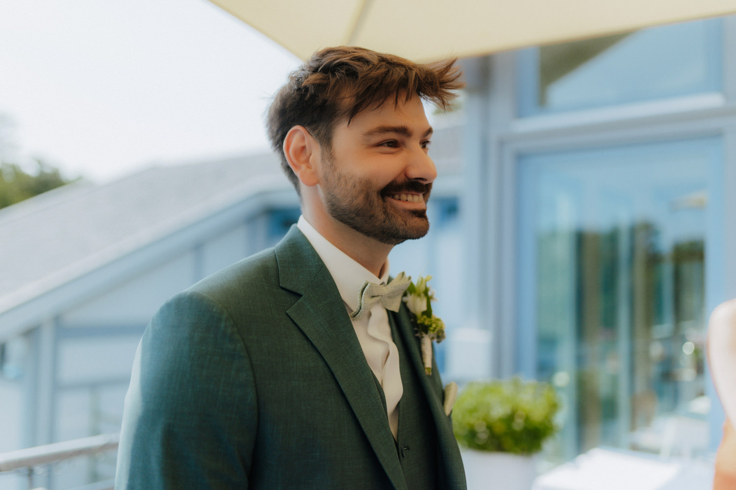 Bräutigam im Anzug lächelt bei Hochzeit im Restaurant Kredo Göttingen