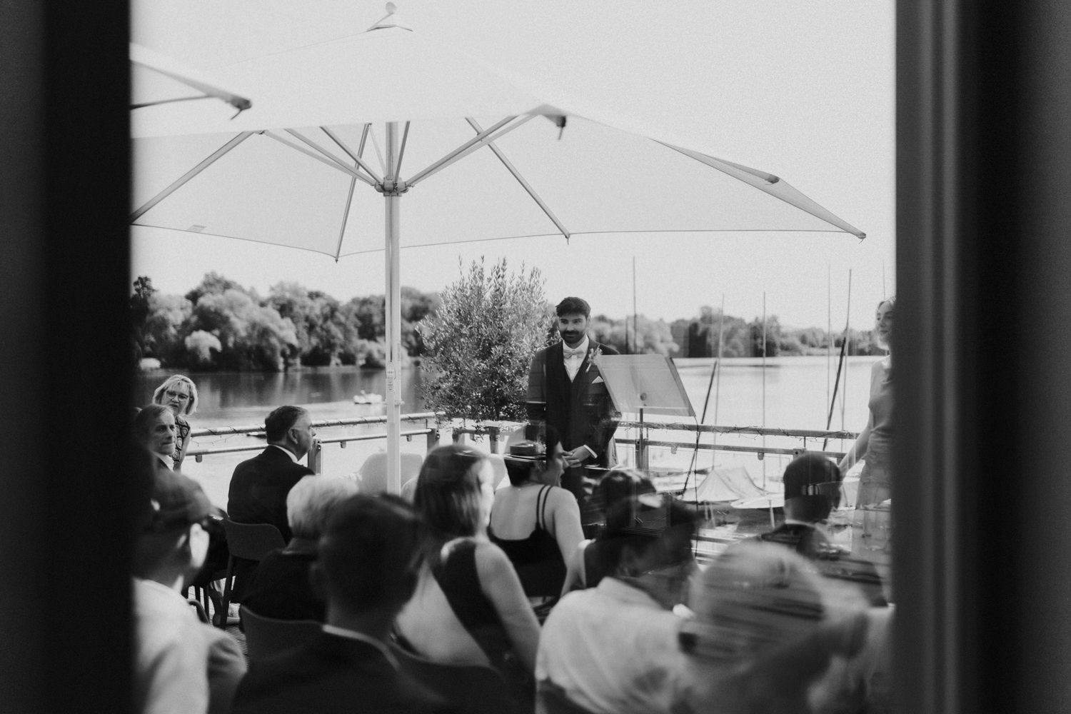 Freie Trauung am Kiessee Göttingen im Restaurant Kredo mit Hochzeitsgästen