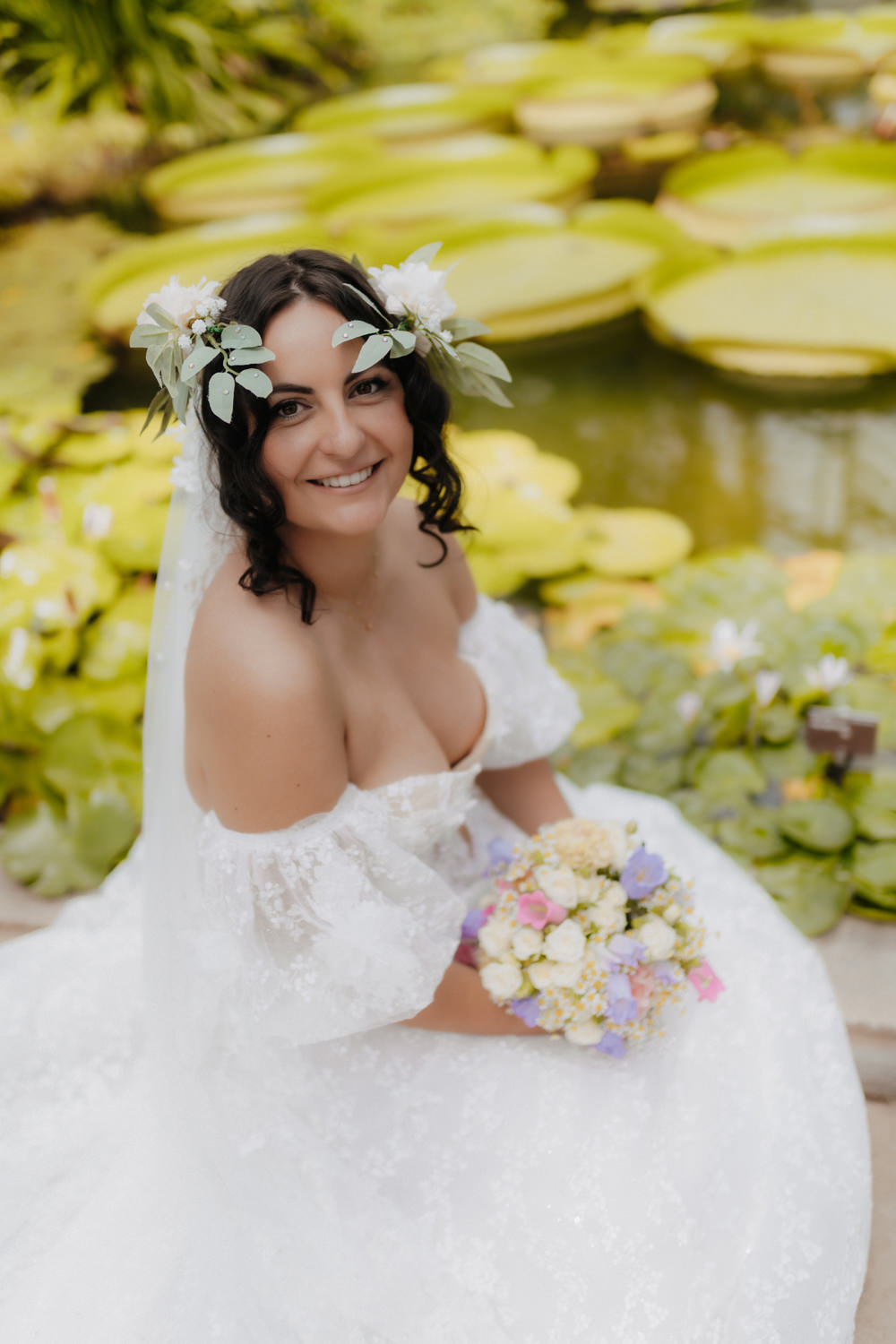 LGBTQ Hochzeit im Botanischen Garten Bonn, lachende Braut mit Blumenstrauß