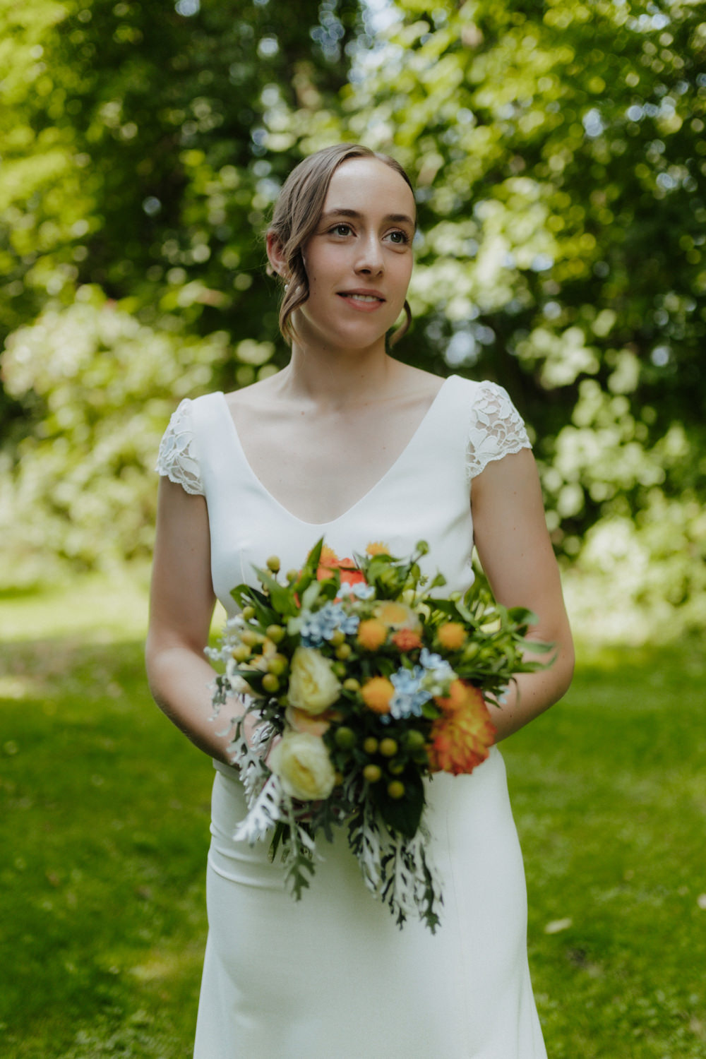 Braut mit Blumenstrauß im Grünen nahe Kiessee Göttingen Hochzeit Kredo