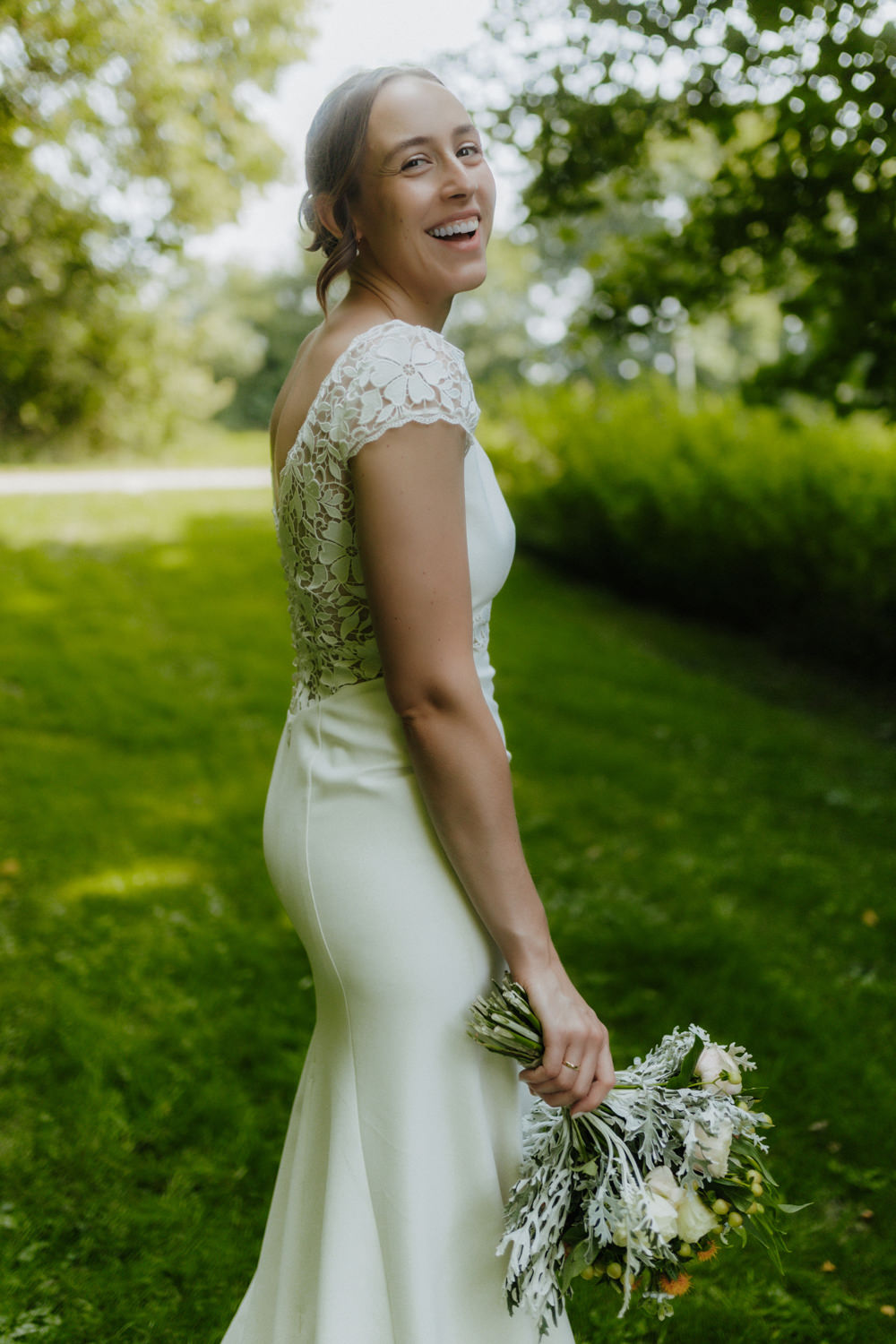 Braut im Brautkleid im Park am Kiessee Göttingen bei Hochzeit Kredo