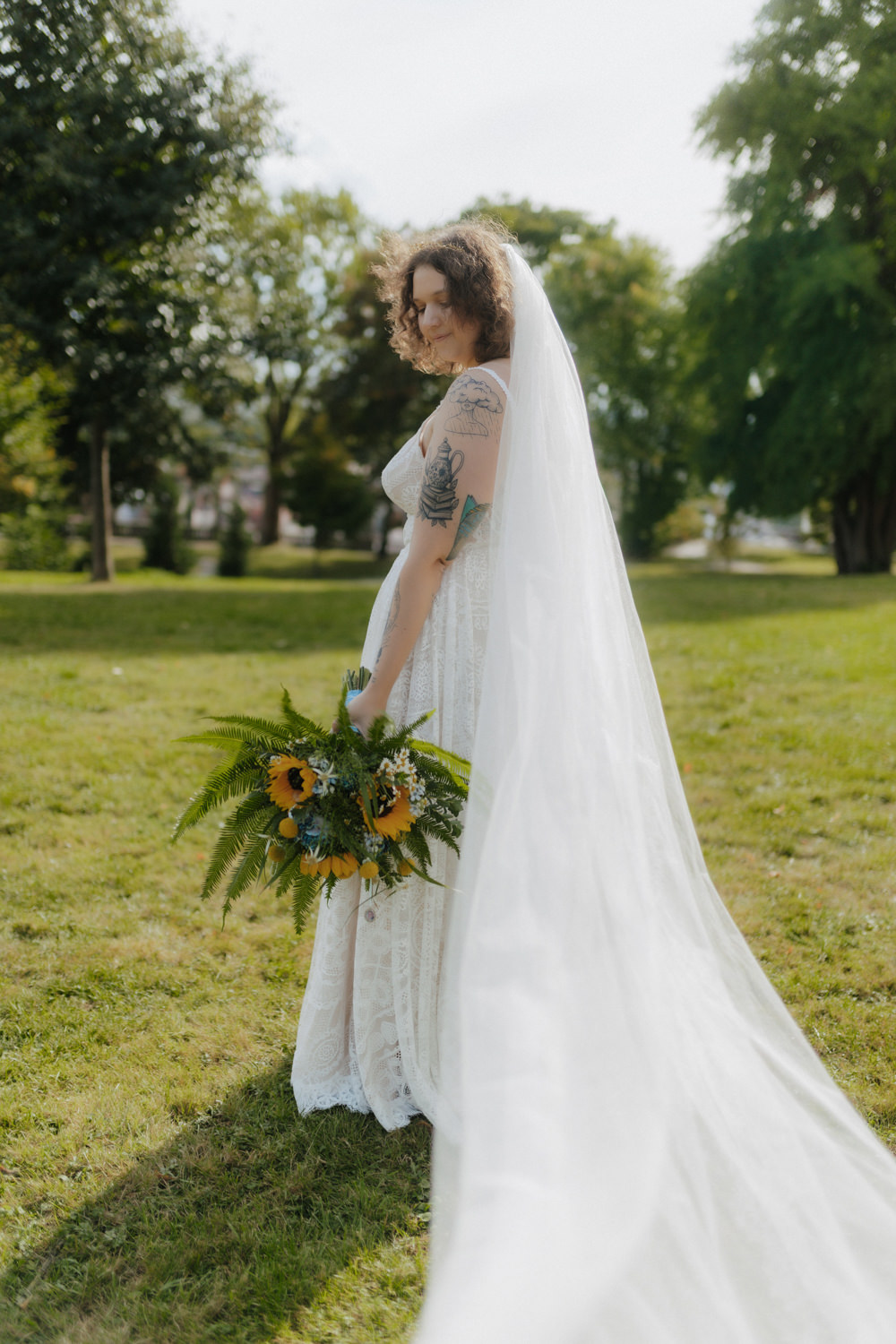 Braut mit Schleier im Park Kassel – Hochzeitsfotograf Kassel natürlich