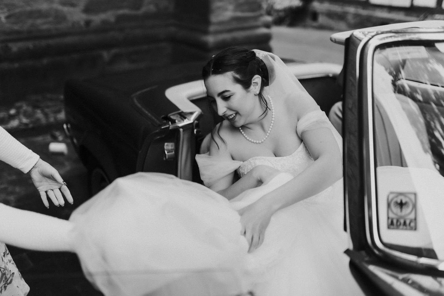 Braut steigt aus Auto Hochzeit Residenzschloss Bad Arolsen Schwarzweiß