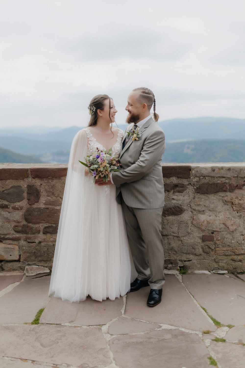 Brautpaar Portrait mit Blick auf Edersee bei Schloss Waldeck