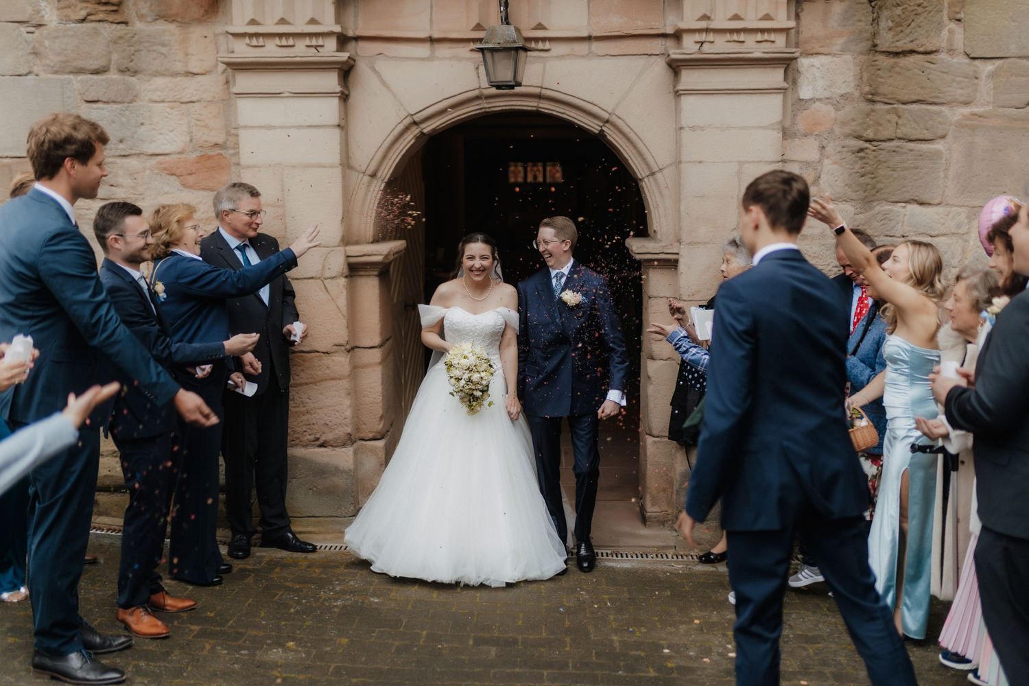 Hochzeitspaar Auszug mit Konfetti vor Schloss Bad Arolsen Trauung