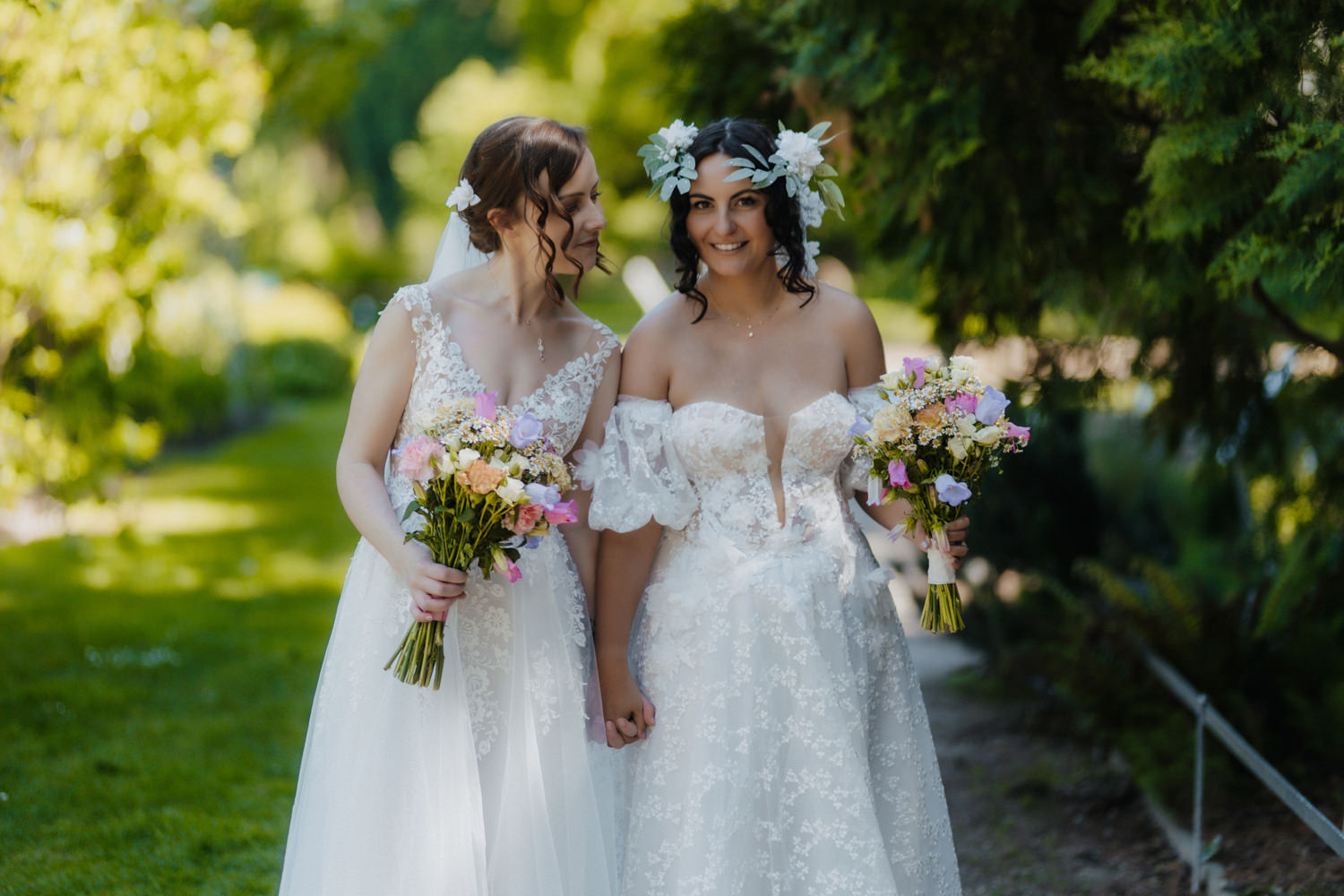 Gleichgeschlechtliche Hochzeit Bonn, zwei Bräute mit Blumenstrauß im Grünen