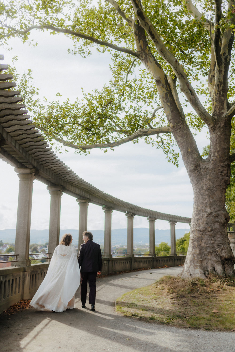 Brautpaar Spaziergang Kolonnade Kassel – Hochzeitsbilder Kassel outdoor
