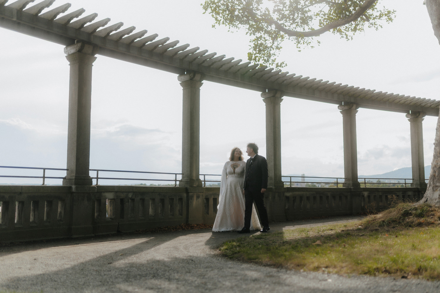 Brautpaar unter Kolonnade Kassel – kreative Hochzeitsfotografie Kassel