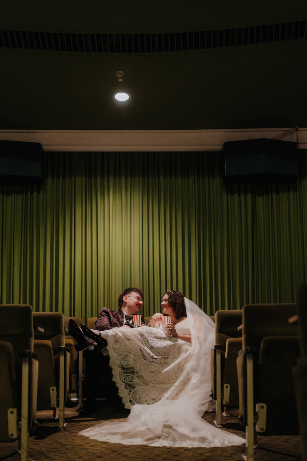 Brautpaar im Kino Gloria Kassel mit Popcorn – kreative Hochzeitsfotos Kassel