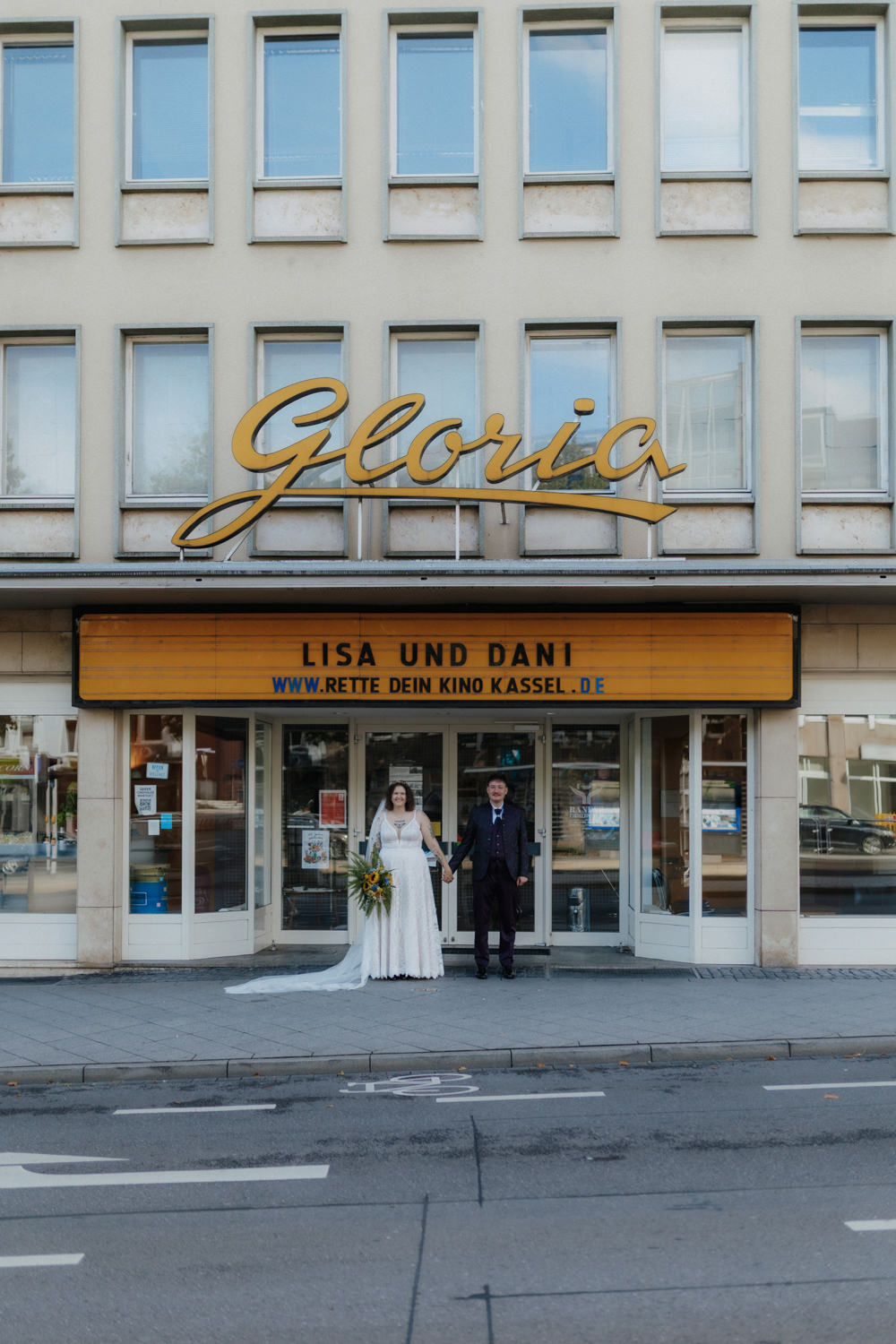 Brautpaar vor Kino Gloria Kassel Eingang – Hochzeitsfotograf Kassel