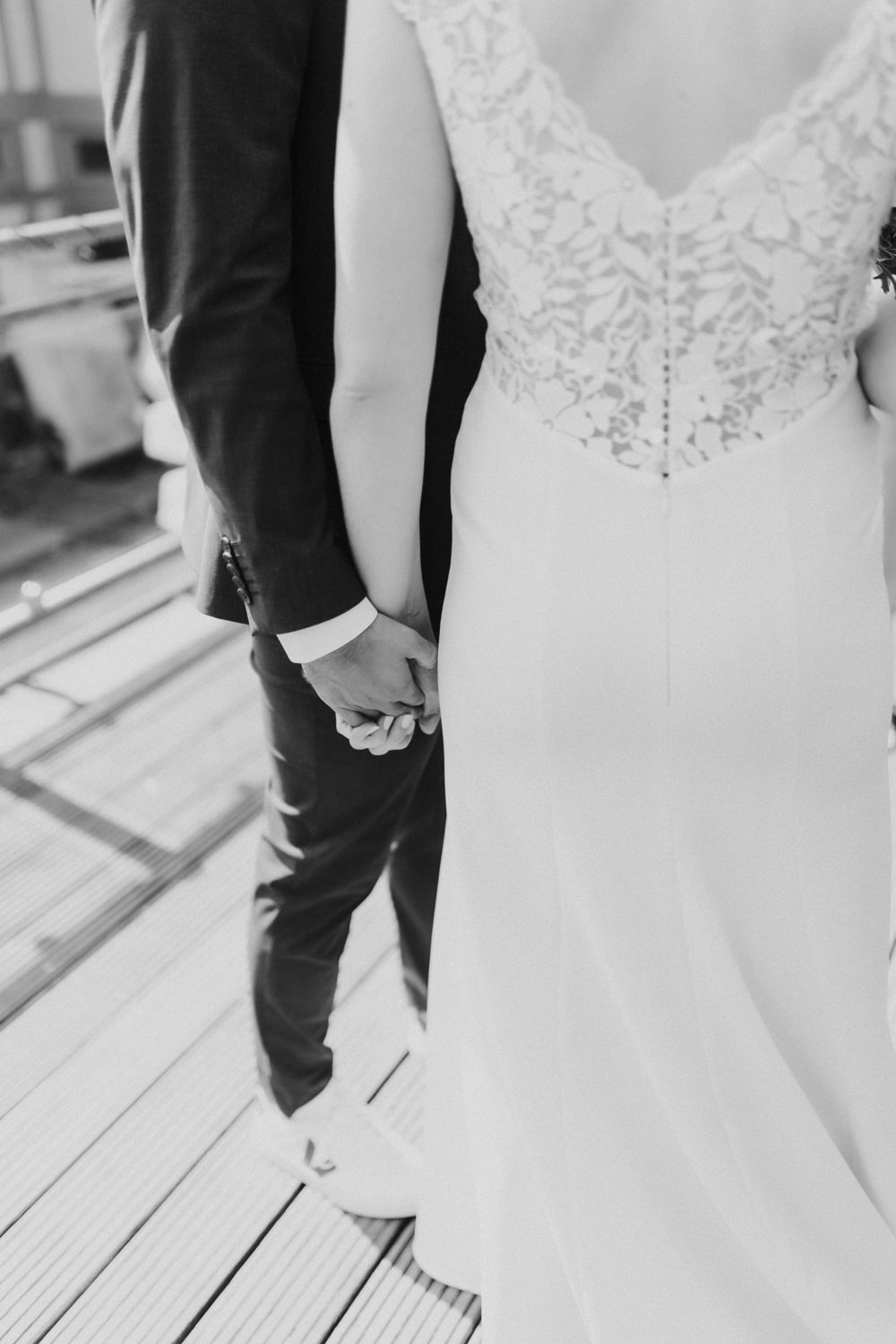 Detailaufnahme Hände Brautpaar bei Hochzeit im Restaurant Kredo Göttingen