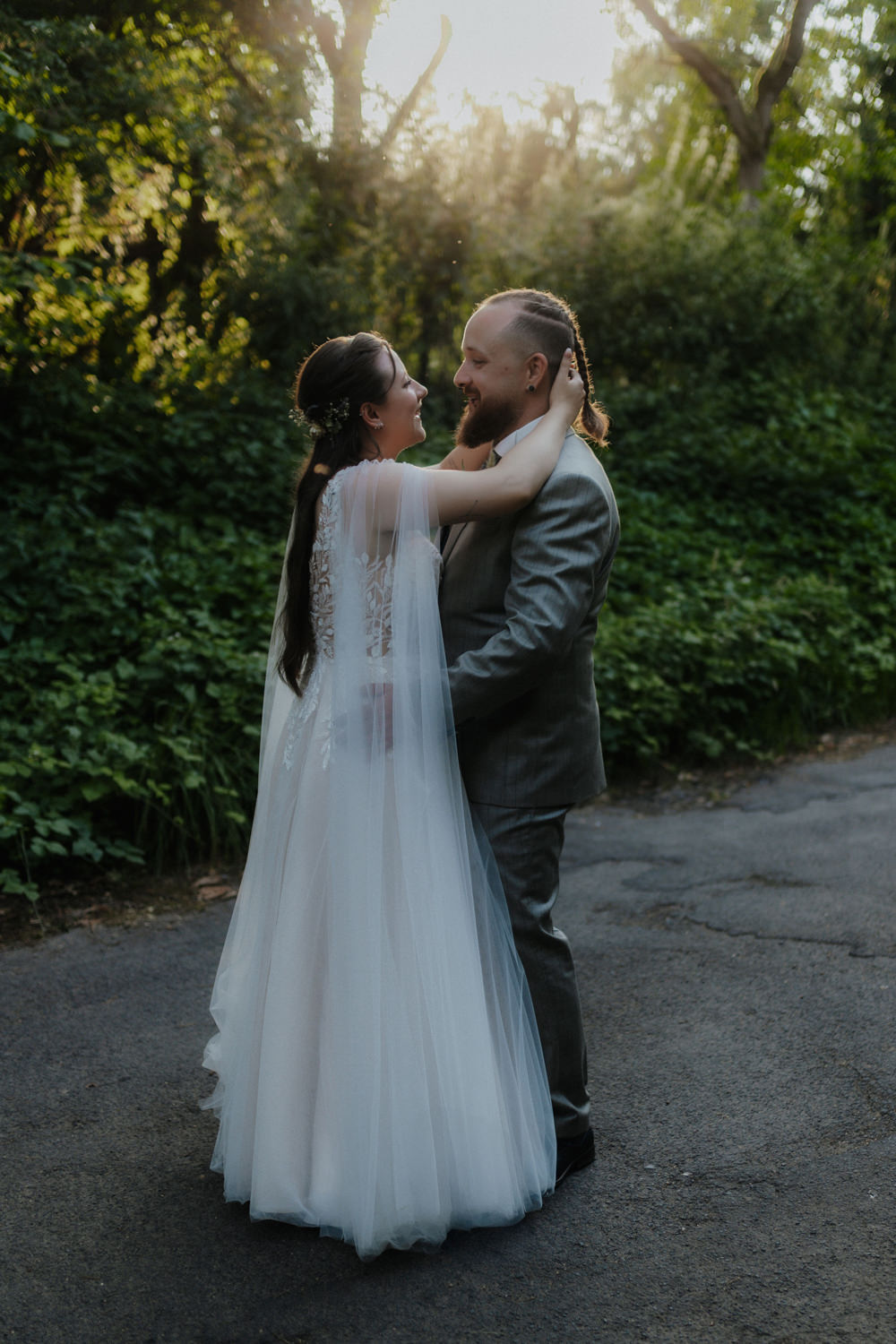 Brautpaar umarmt sich im Sonnenlicht Hochzeit Schloss Waldeck Edersee