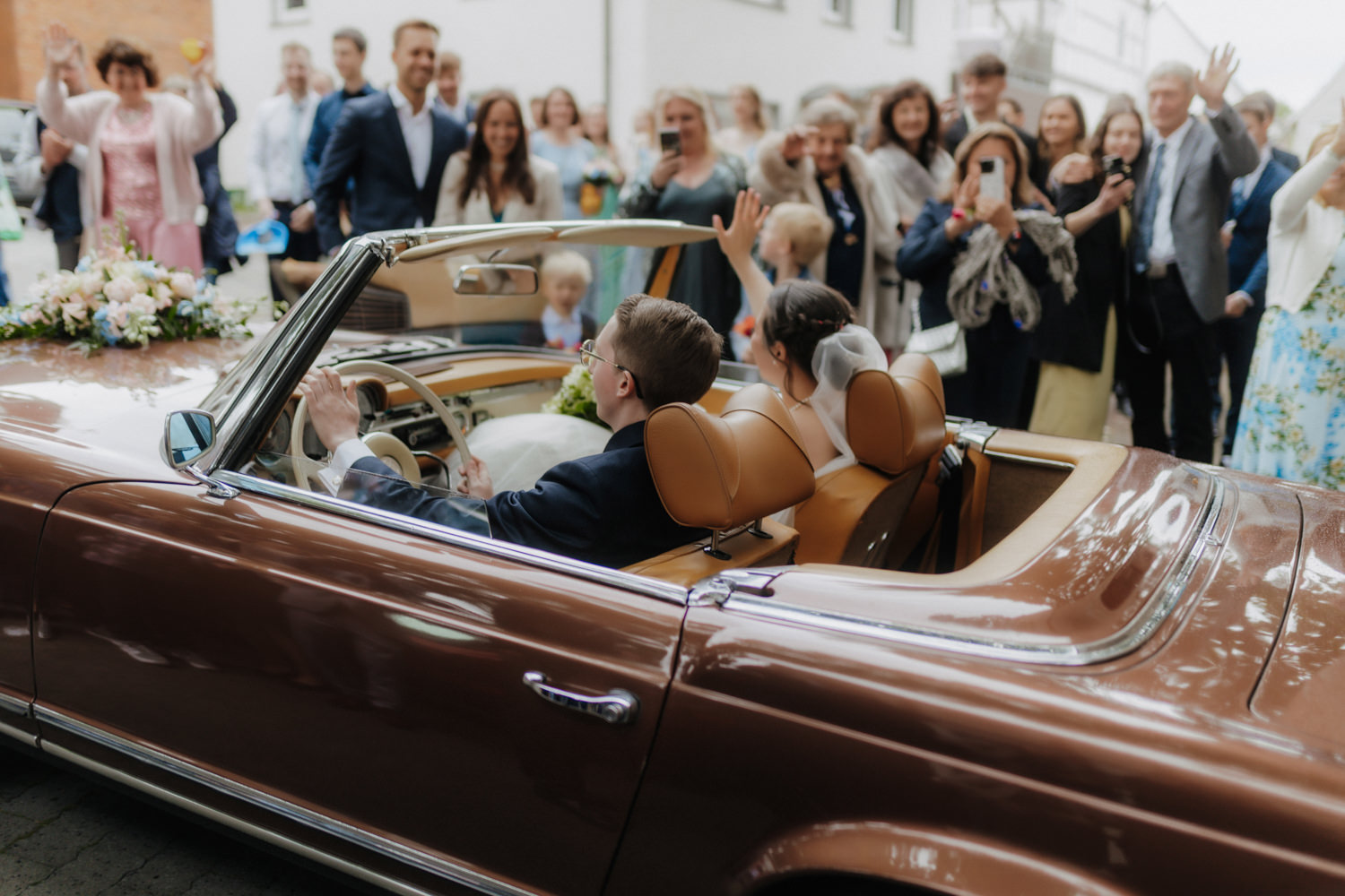 Brautpaar im Cabrio beim Auszug Hochzeit Schloss Bad Arolsen Gäste jubeln