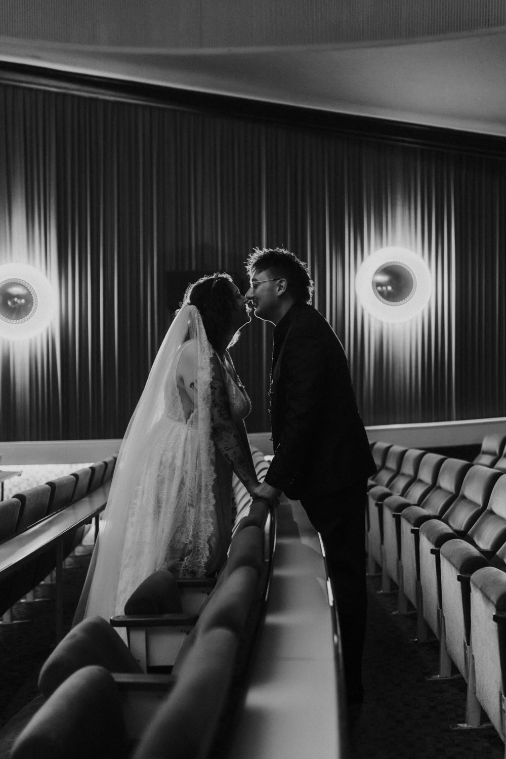 Kuss im Kino Gloria Kassel Saal – romantische Hochzeit Kassel