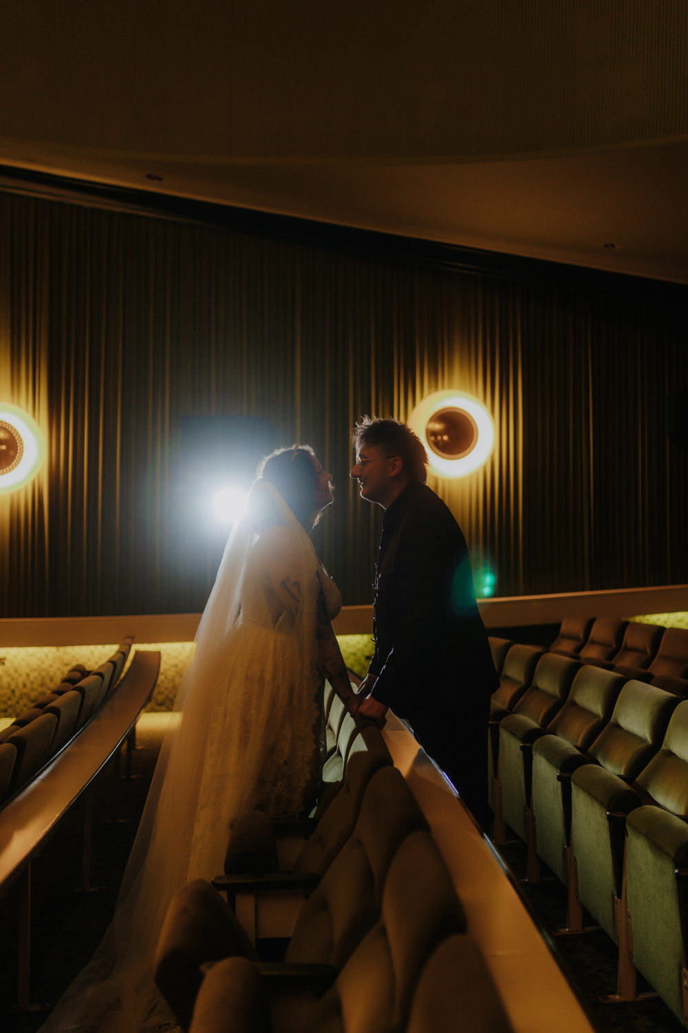 Kuss im Kinosaal Kassel mit Gegenlicht – kreative Hochzeitsfotografie Kassel