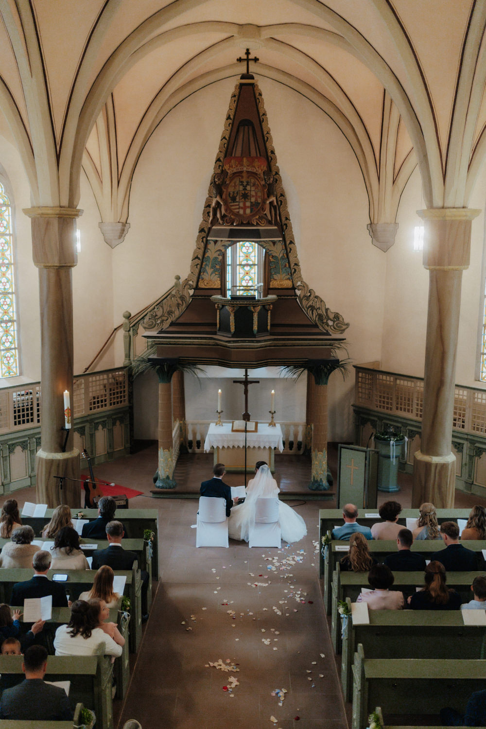 Kirchliche Trauung Hochzeit Bad Arolsen von oben mit Brautpaar am Altar