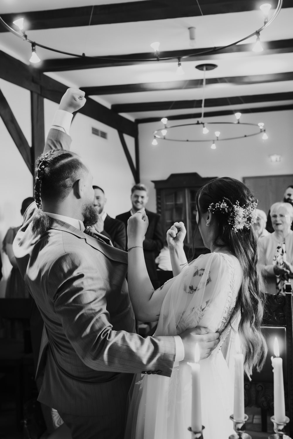 Jubelndes Brautpaar bei Trauung im Schloss Waldeck emotional