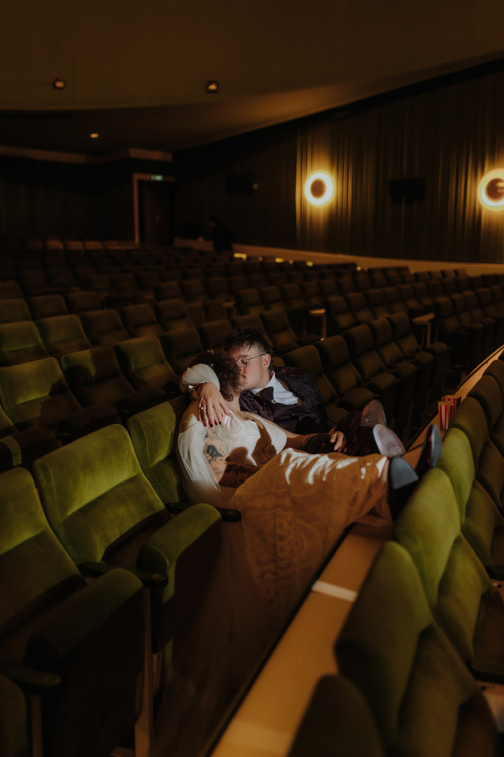 Brautpaar küsst sich im Kinosaal Kassel – kreative Hochzeitsbilder Kino
