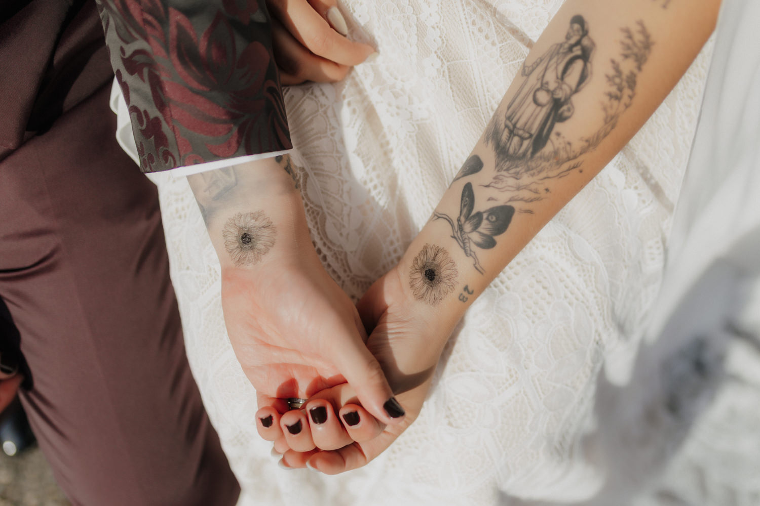 Detail Hände mit Tattoos – authentische Hochzeitsfotografie Kassel