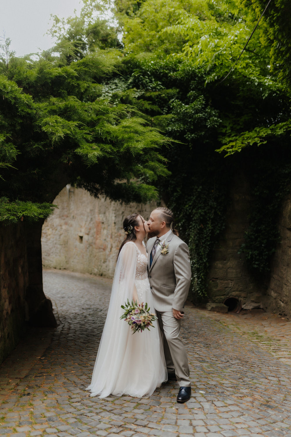 Kuss unter Bäumen Hochzeit Schloss Waldeck romantisches Paar
