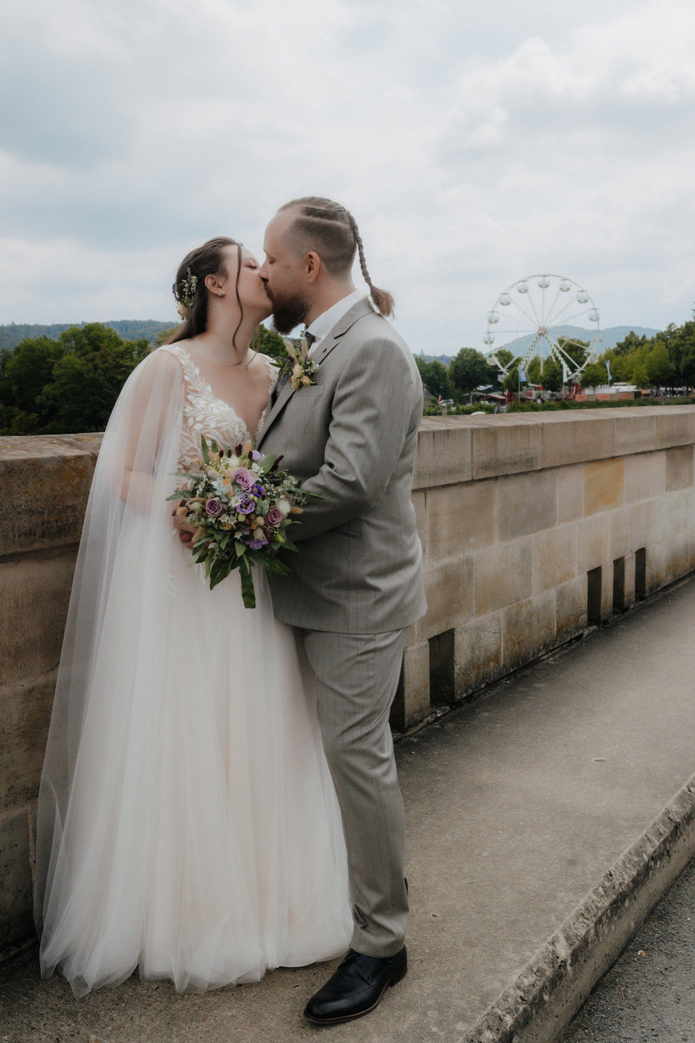 Brautpaar Kuss mit Blick auf Edersee bei Schloss Waldeck