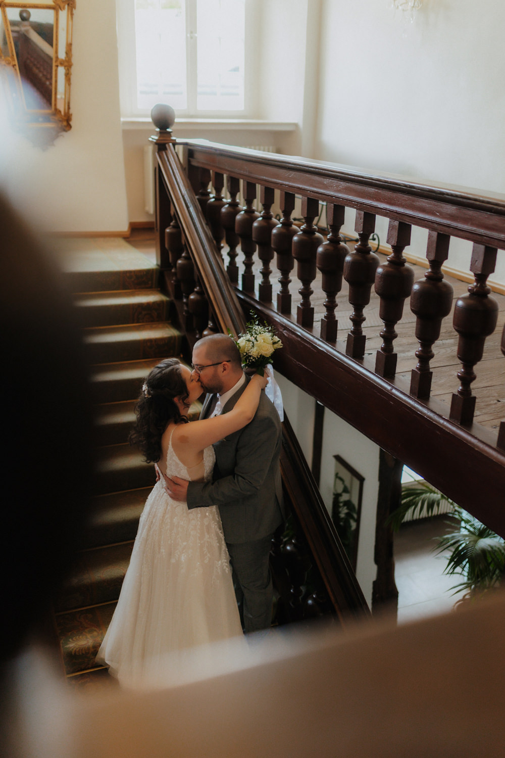 Kuss auf Treppe im Schloss – kreative Hochzeitsfotografie Gehrden Paderborn