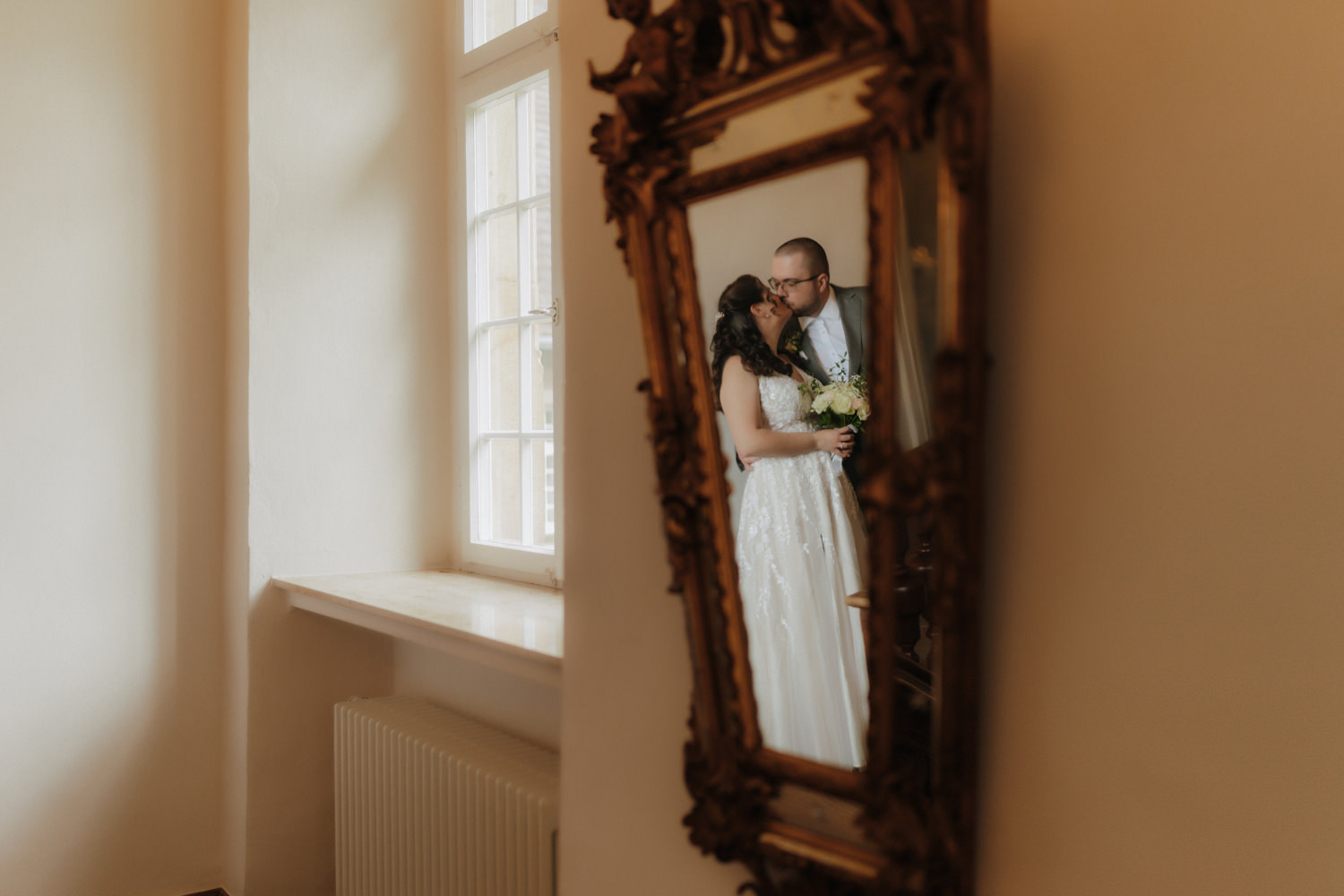 Spiegelbild Brautpaar beim Kuss – Hochzeit Schloss Gehrden NRW