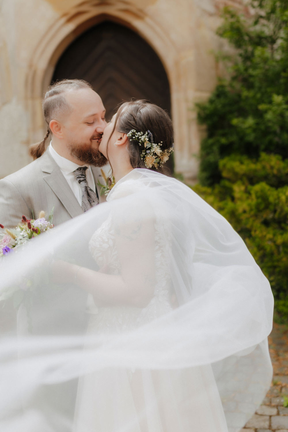 Romantischer Kuss vor Schloss Waldeck mit wehenden Schleier