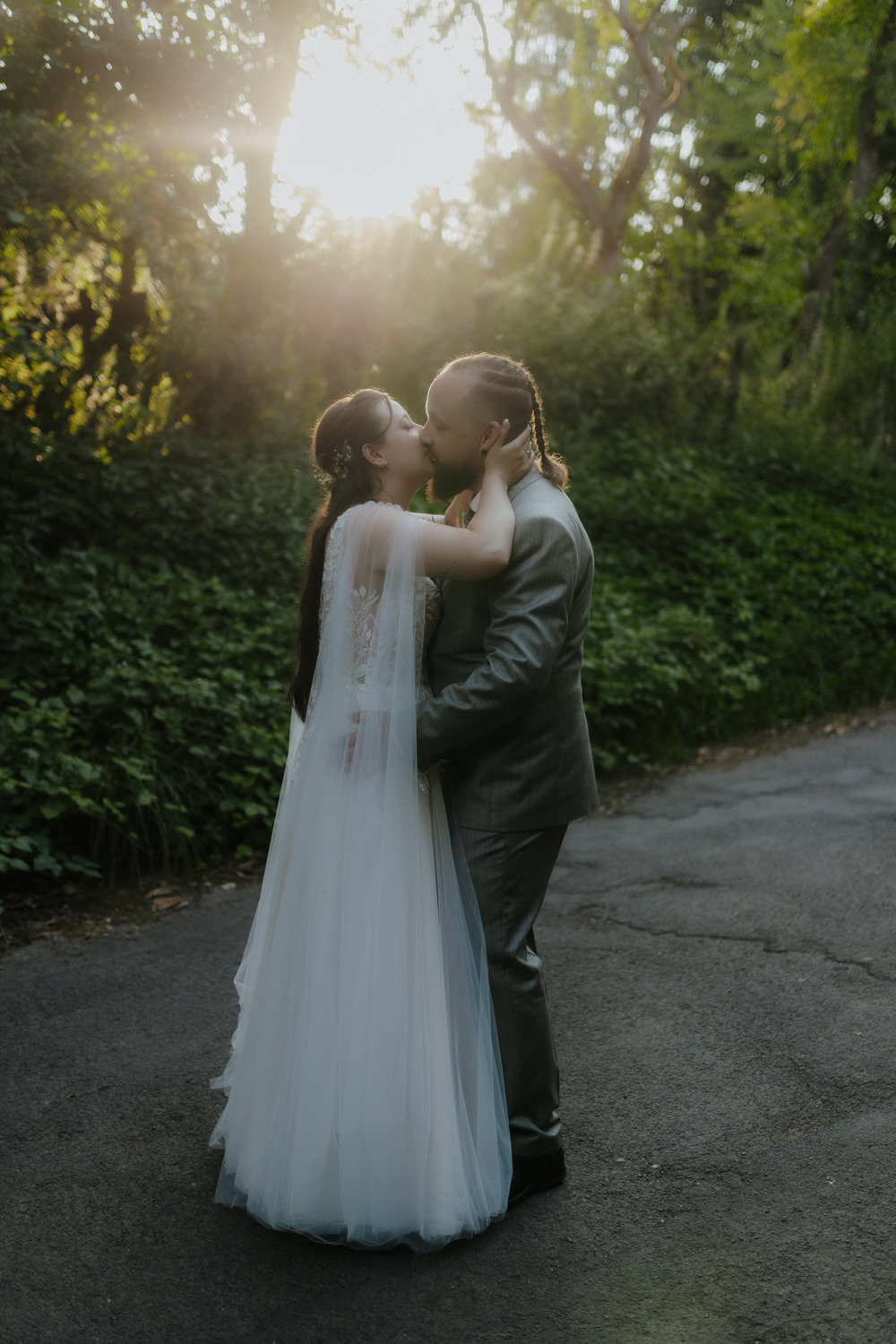 Brautpaar küsst sich im Gegenlicht Hochzeit Schloss Waldeck